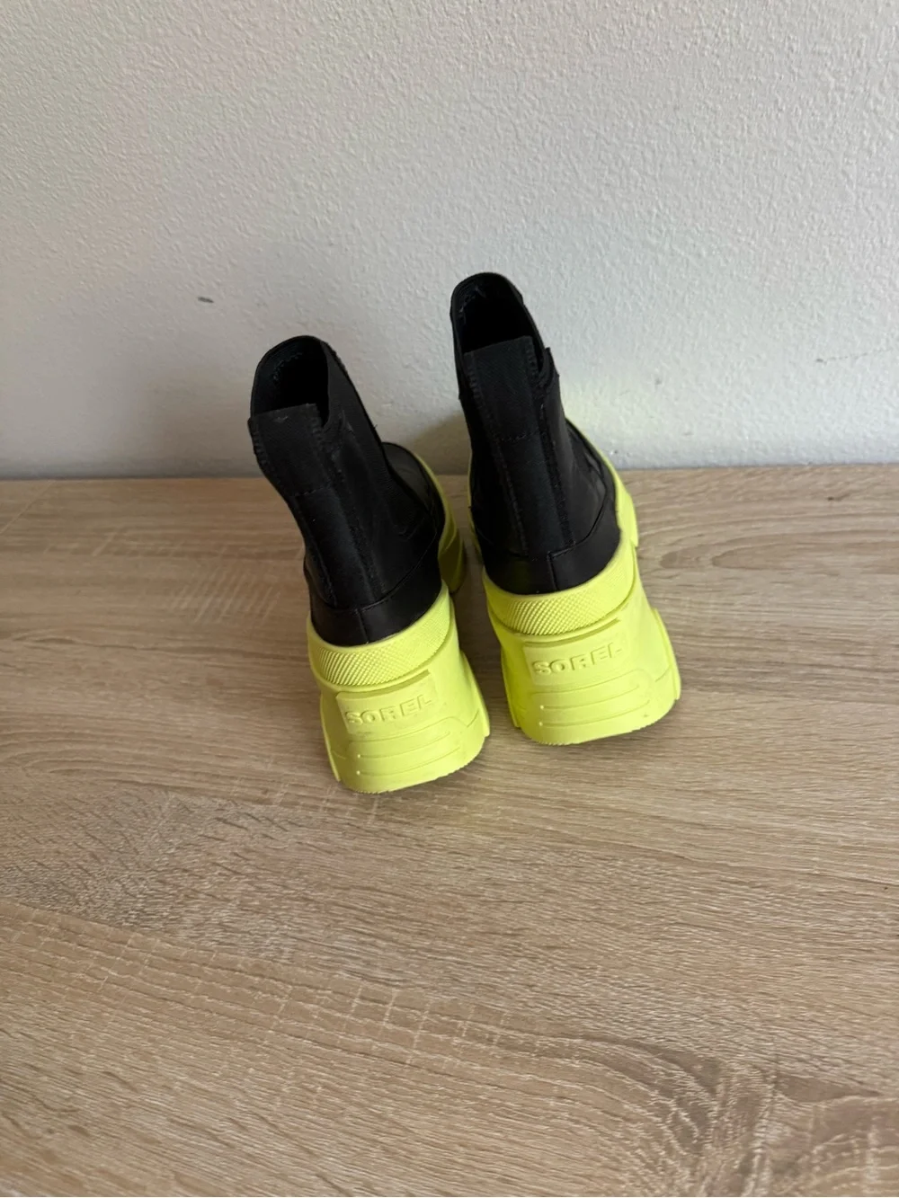Sorel Brex Chelsea Boots Black Leather Neon Green Platform Waterproof Sz 5.5/6